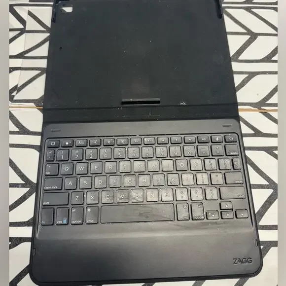 Black Zagg IPad Case with keyboard