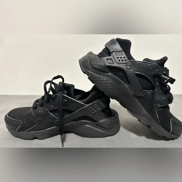 Nike Air Huarache Triple Black Sneakers | Size 5y