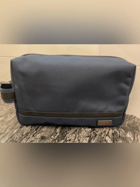 NEW - TUMI Zippered Medium Kit - Pouch - Cosmetic Bag - NAVY BLUE