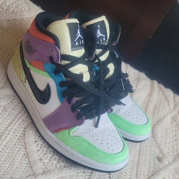 Nike Air Jordan Sneakers with Gold and Black Accents SZ 6.5