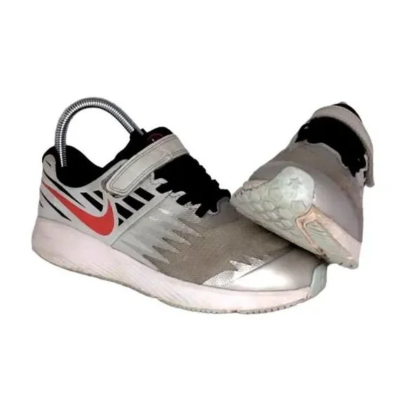 NIKE Star Runner Boy's Pre-owned Silver and Gray Sneakers - sz. 3Y