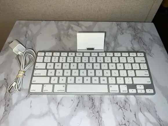 Apple iPad Keyboard Dock A1359