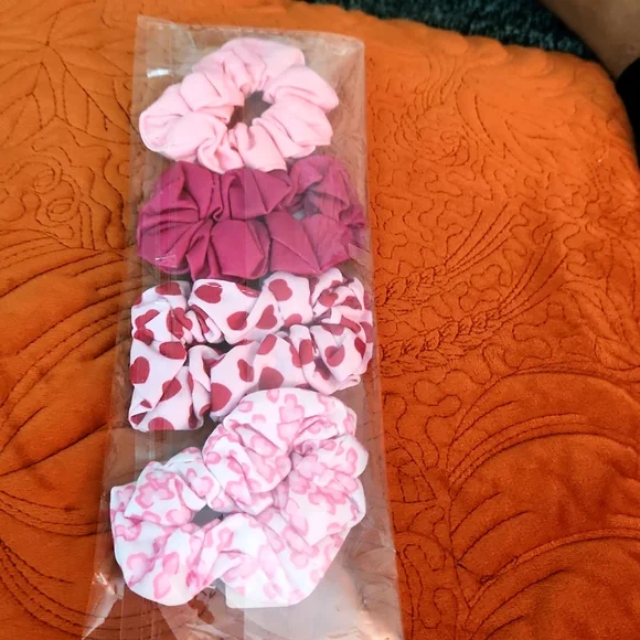 NWT 4 PIECE SCRUNCHY SET
