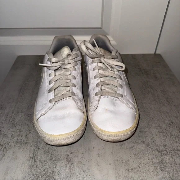 Used White Nike Size 4.5Y