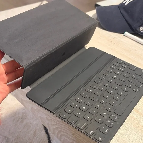 Apple Smart Keyboard 11