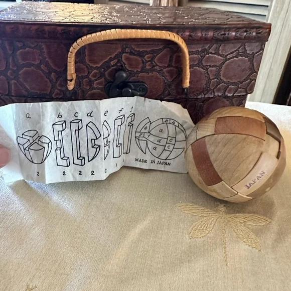 Vintage / Retro Magic Brain Teaser Wooden 3D Puzzle Ball Toy.