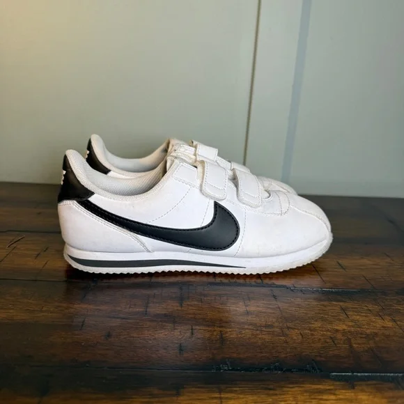 Nike White and Black Velcro Sneakers youth size 3‎ Y