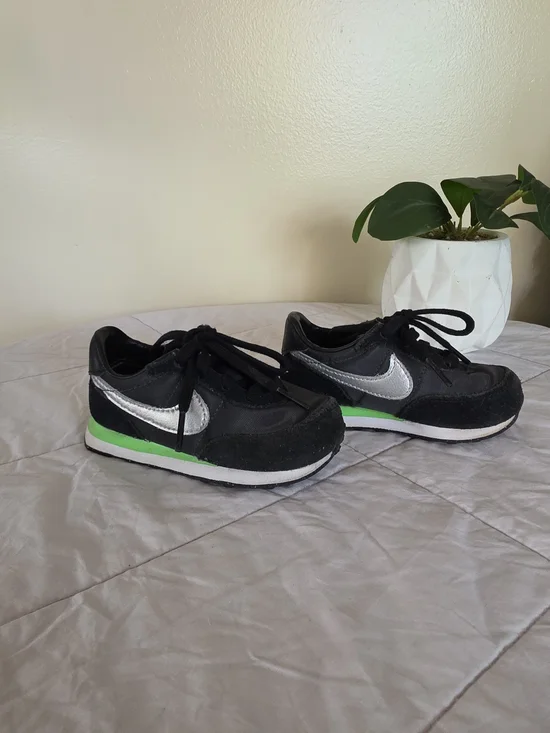 Nike Wafle Trainer Black Kids Sneakers Size 6C
