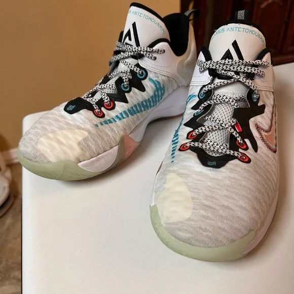 Nike Giannis Immortality Force Field Shoe Pink‎ White Clear big kids size 7Y