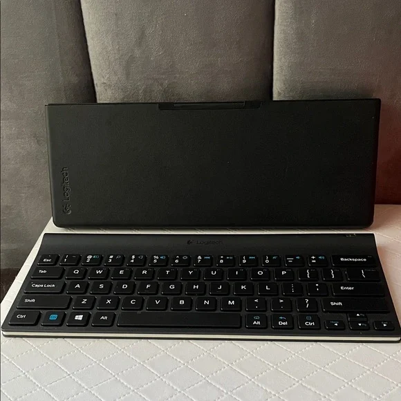 Logitech wireless portable Bluetooth Black and Gray Tablet Keyboard