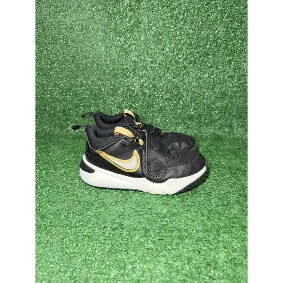 Nike Team Hustle D 11 Toddler Kid Size 13.5C Black Gold Casual Walking Sneakers