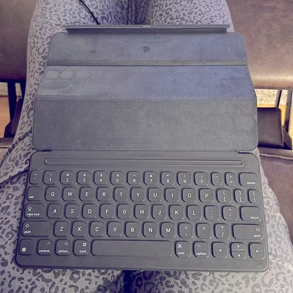 Apple IPad keyboard that fit an IPad Air 3