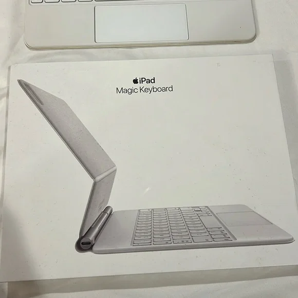 iPad Apple Magic Keyboard white