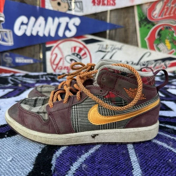 Size 2Y - Nike Air Jordan 1 Mid SE (PS) Night Maroon/Total‎ Orange FD5461-608