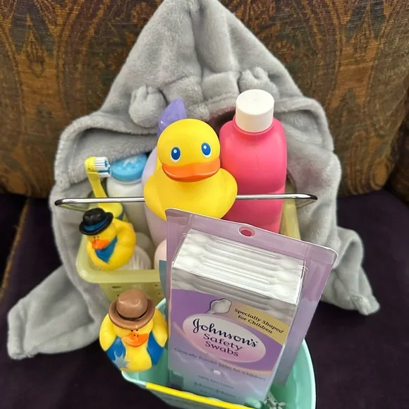 20 piece Bath Set with Yellow Water Temperature Duck 1-3 month Robe with Ears
