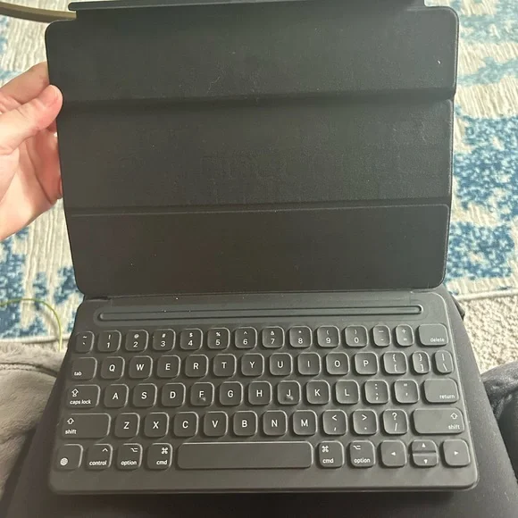 apple ipad keyboard (fits gen 7-9)