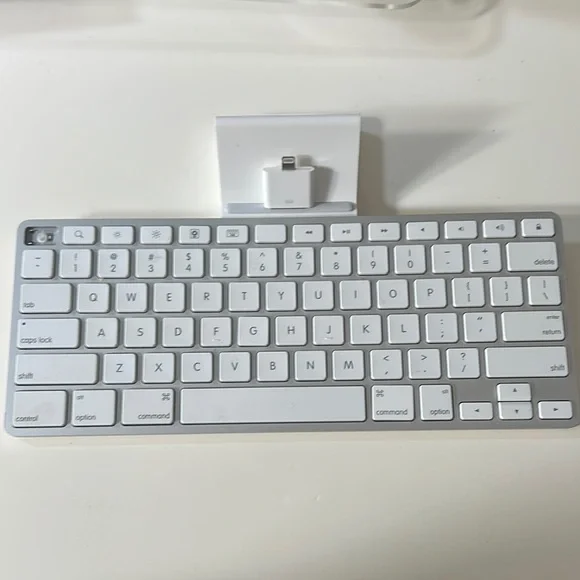 iPhone Wireless White Keyboard with Dock