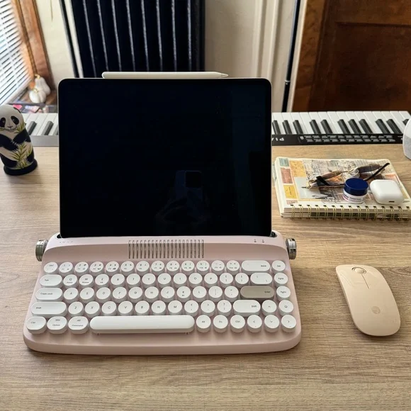 Vintage/Retro Keyboard | Wireless | Baby Pink
