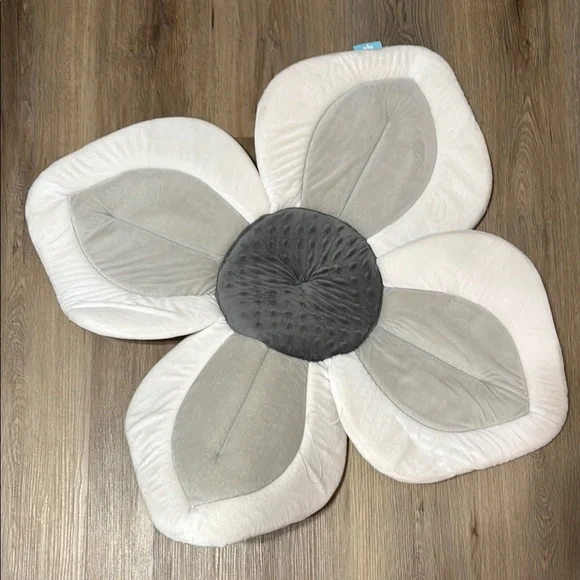 Blooming Bath Gray and White Plush Bath Mat with Flower Design LIKE NEW