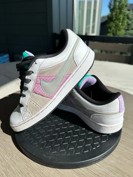 Nike White & Pink Low-Top Sneakers with Teal Accents