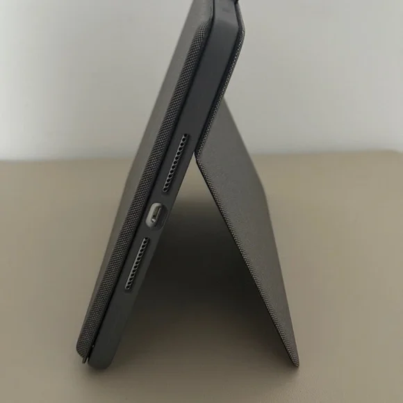 Logitech Combo Touch for iPad (7th, 8th and 9th generation)