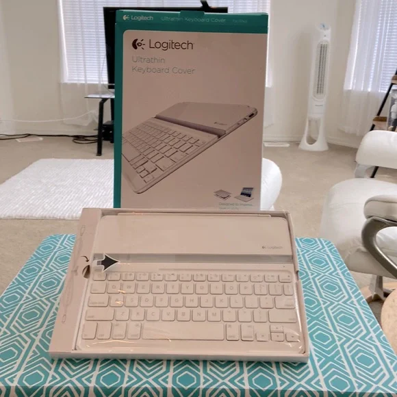 Bluetooth Logitech Ultra-thin Keyboard Cover, for iPad 2(3rd and 4th generation)