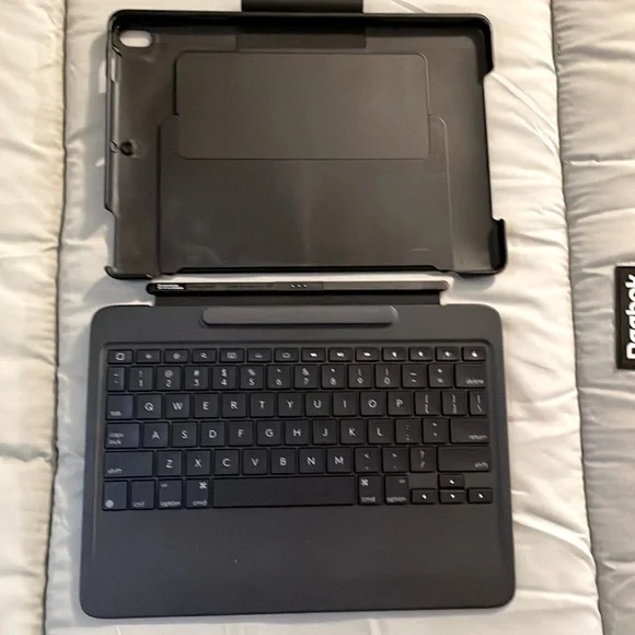 Logitech Y-B0011 iPad Pro Black Wireless Slim Combo QWERTY Keyboard Case