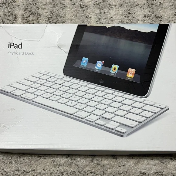 Apple NWT 1st Generation IPad Keyboard Dock, white Model A1539 MC533LL/A