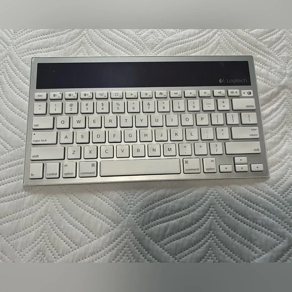 Logitech Wireless Solar Kebyoard K760 for Mac/iPad/iPhone