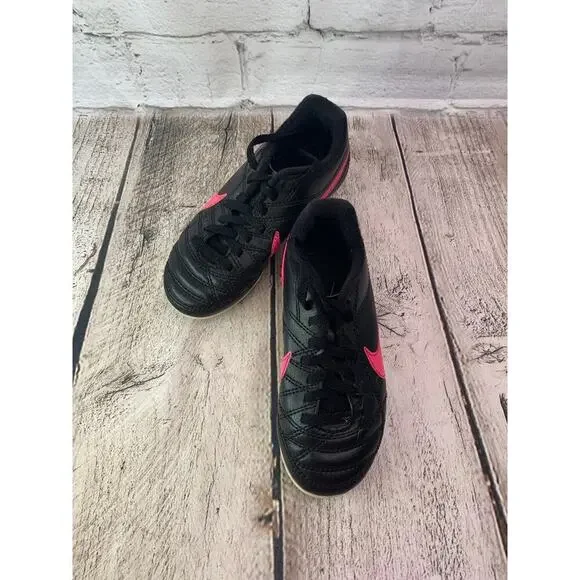 NIKE Girl's Black/Pink Soccer Cleats / Size: 10C