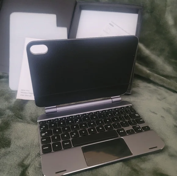 Brand new iPad case with keyboard