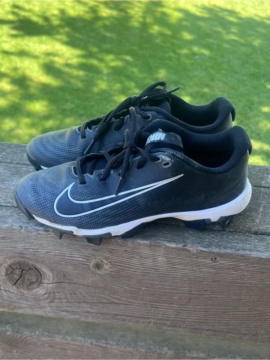 Nike Kids Black football Cleats • youth big kids 6