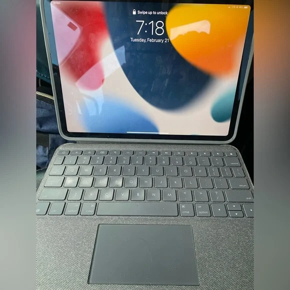 Witeless Bluetooth Logitech Keyboard & Stand Compatible For Apple Ipads