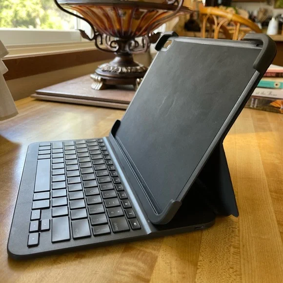 Logitech iPad Pro Case + Keyboard (10.9 inch)