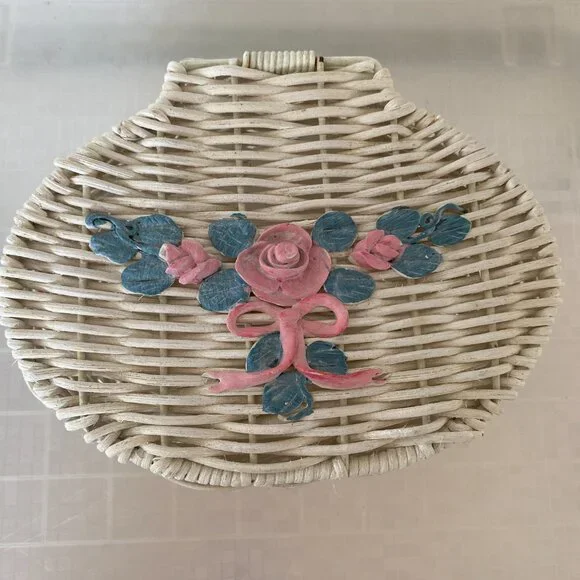 Bathroom Wicker Basket With Lid & 3-D Rose Design