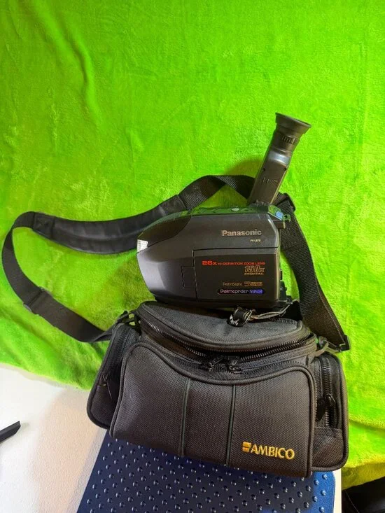 Panasonic PV-L579 Palmcorder VHS-C Camcorder with Ambico Bag