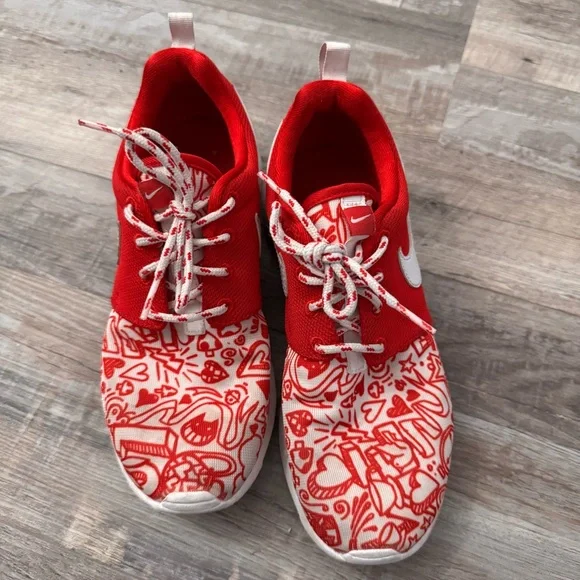 Nike Roshe One Youth Sneakers Red White Heart Print Size 4.5Y