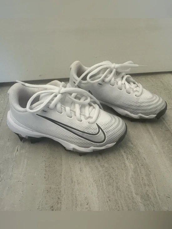 Nike EUC Youth Baseball/Softball Cleats White & Silver Size 11C