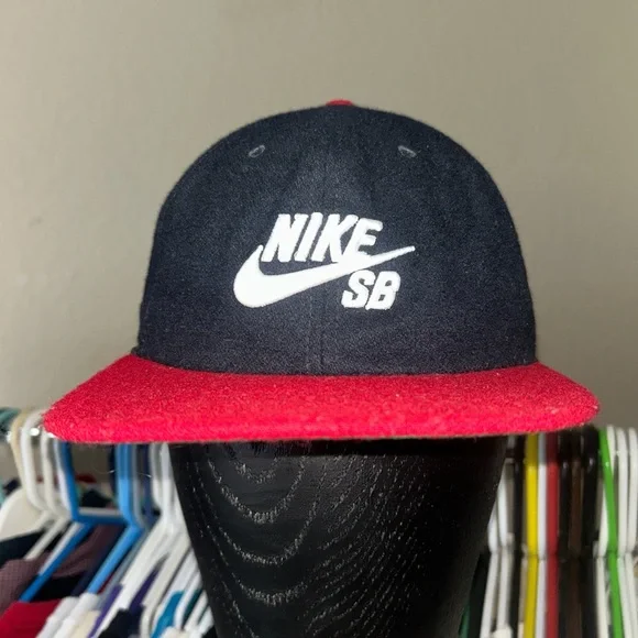 Rare Nike SB Red Black Leather Strap Adjustable SnapBack Hat Cap Skateboard