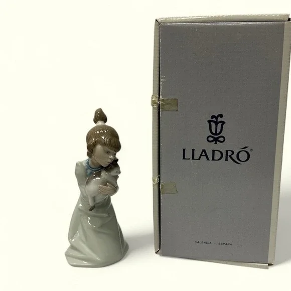 Lladró 5712 Sleepy Kitten Figurine Girl‎ Holding Cat Retired Porcelain w/ Box