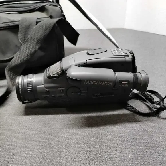 Magnavox EasyCam CVR610A01 VHS Camcorder 10:1 Zoom Retro Analog Camera Bag EUC