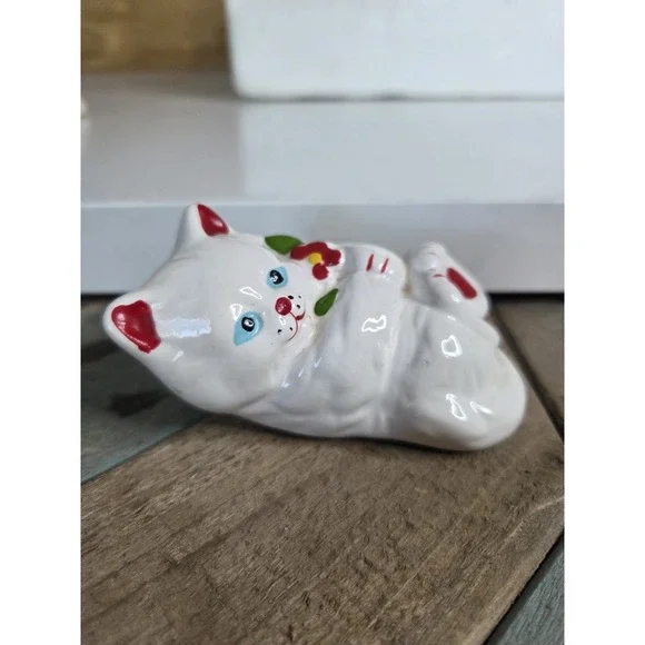 Vintage White Ceramic Kitten Cat Blue eyes Flower Spring‎ Kitty 90s Y2K Laying