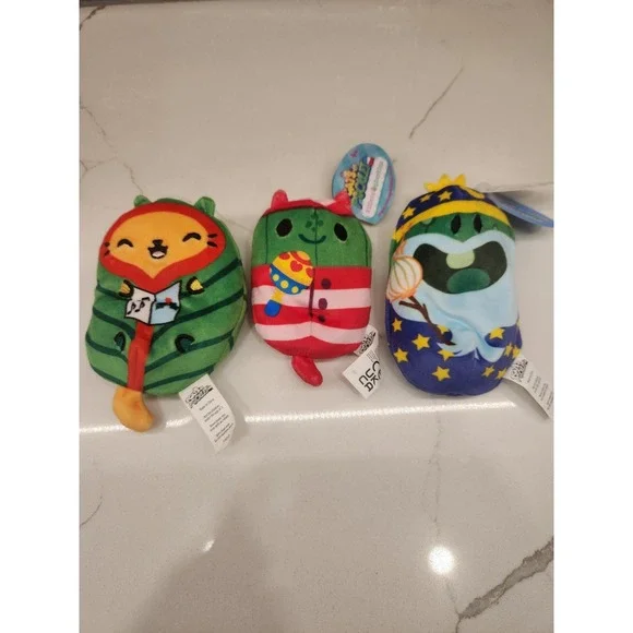 Lot of 3 Cats vs.‎ Pickles