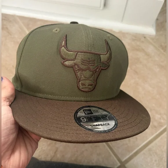 Men's New Era OSFM Olive Chicago Bulls 9FIFTY Snapback Hat with brown brim