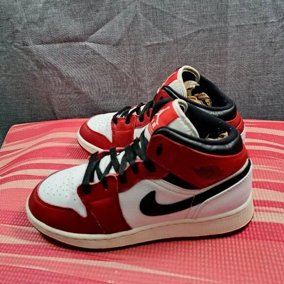 %Nike Air Jordan 1 Mid Chicago Youth Size 6 Red Black White AJ15
