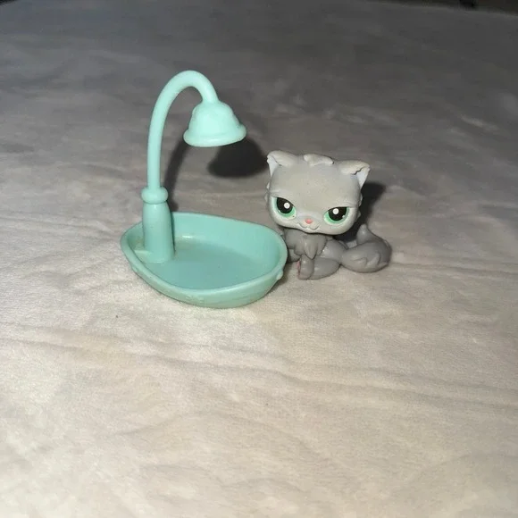 Littlest Pet Shop Grey Persian Cat w shower