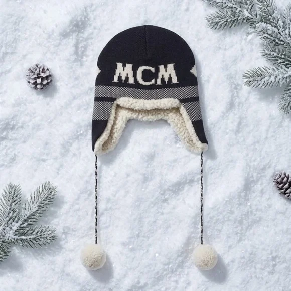 MCM Reversible Shapka Hat In Après Ski Wool in Black and White NWT Unisex