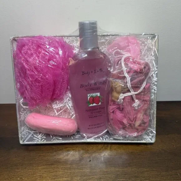 Vintage Bath Body And Earth Bath Gift Set Raspberry Soap Body Wash Potpourri