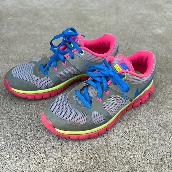Nike sneakers size 6 youth girls