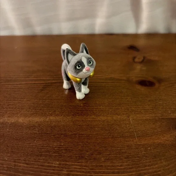 Barbie Pets Series 13 Tuxedo Cat‎ Gold Neck Pillow Mini Flocked Toy Figure